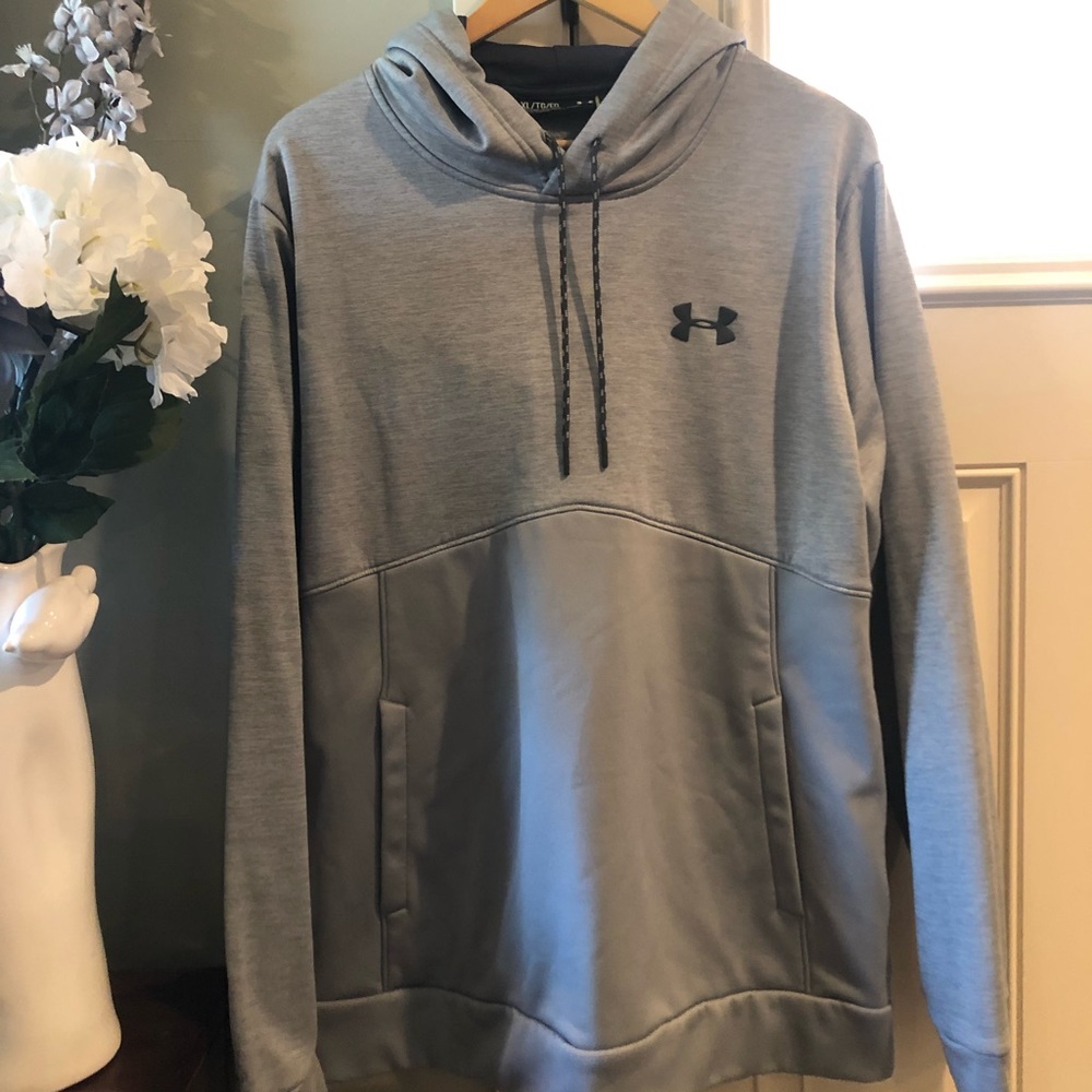 Under ARMOUR sweatshirt